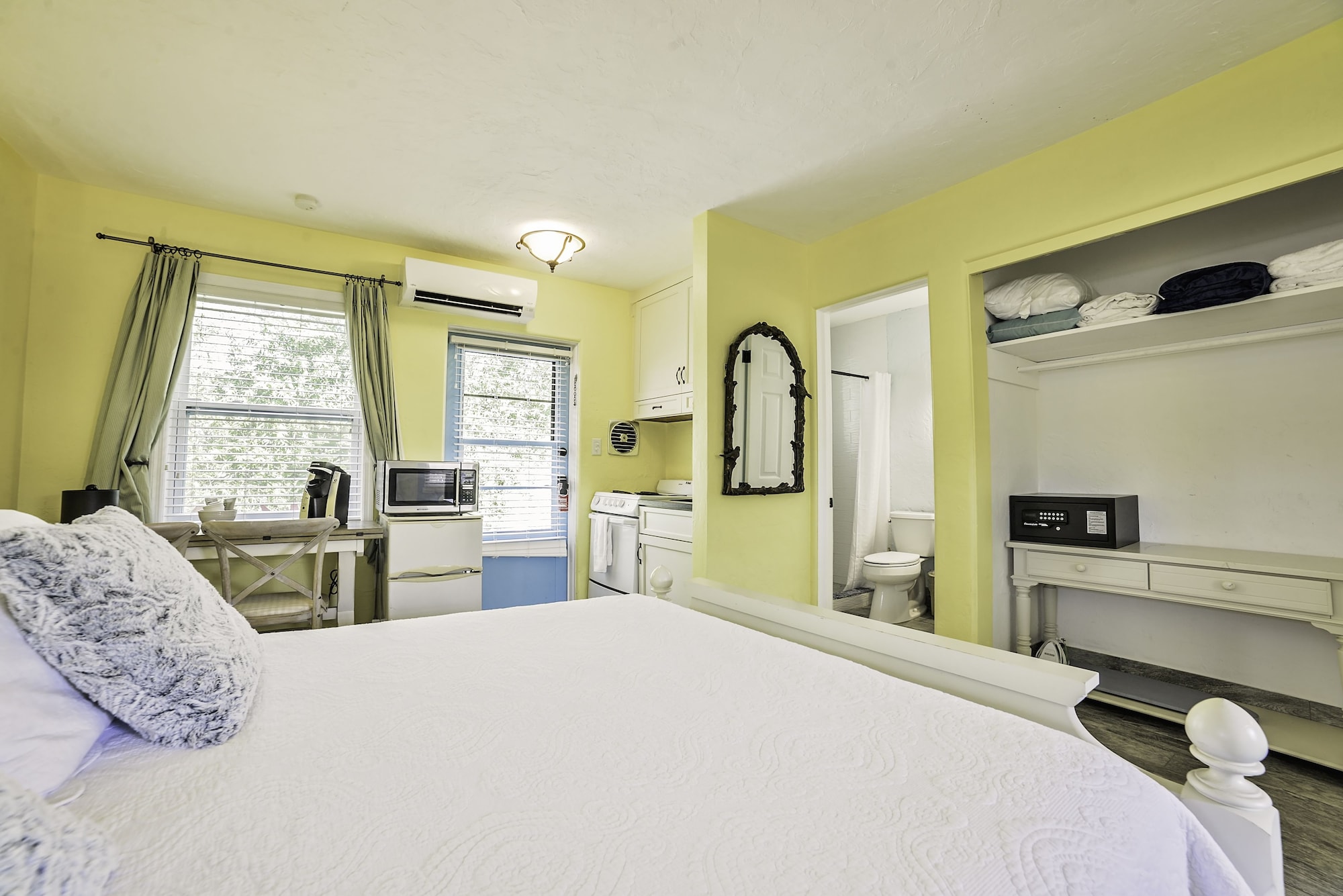 COURTYARD, STUDIO, SUITE, QUEEN BED, SOFA