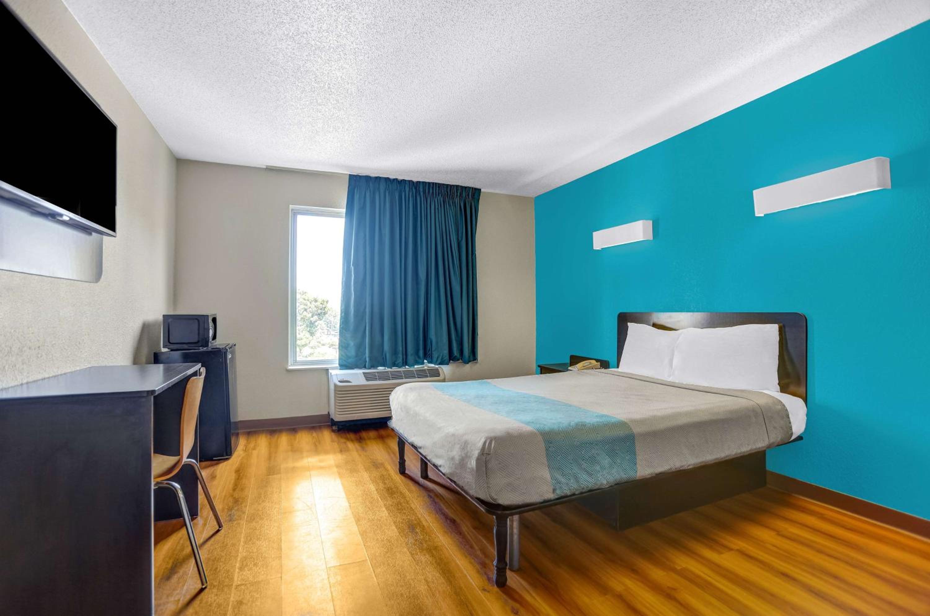 ROOM, QUEEN BED, ACCESSIBLE