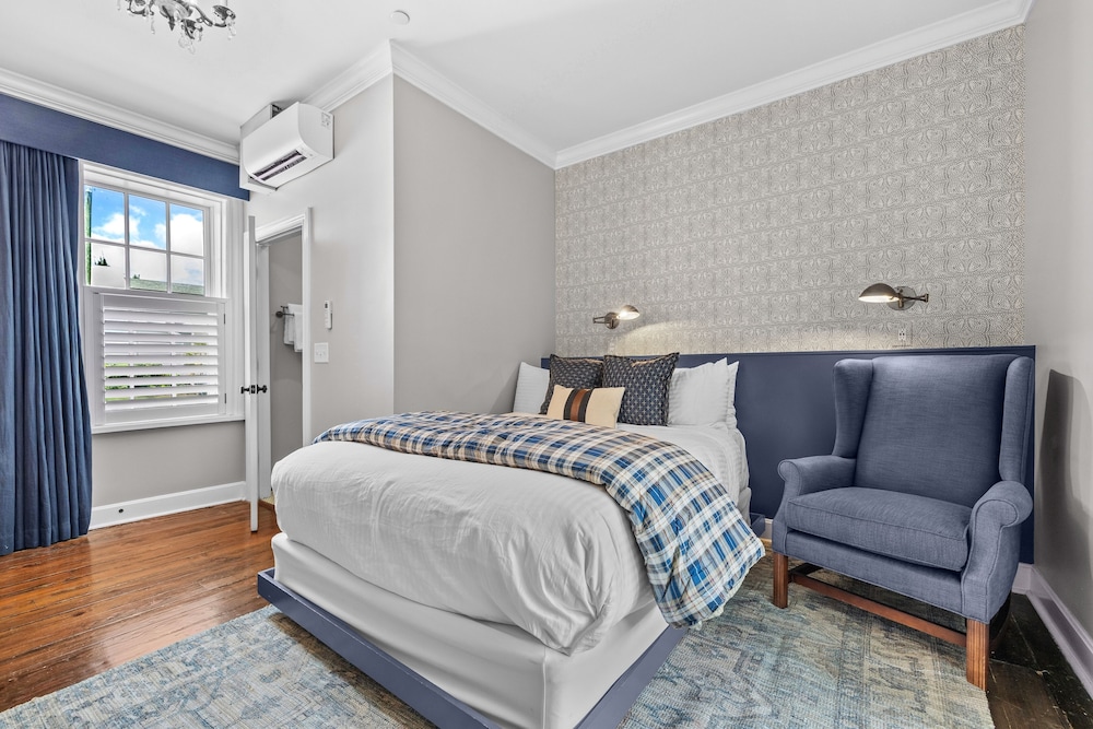 Deluxe, Single, Queen Bed