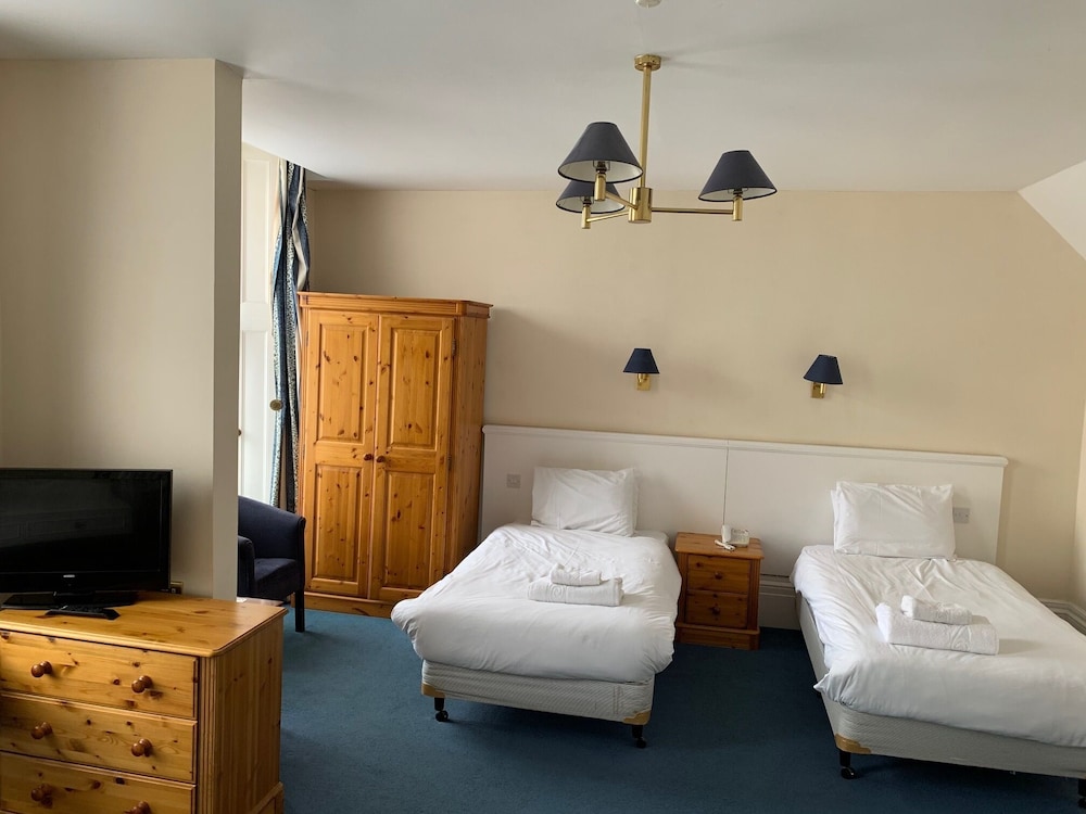 Yelf's Hotel 8/25