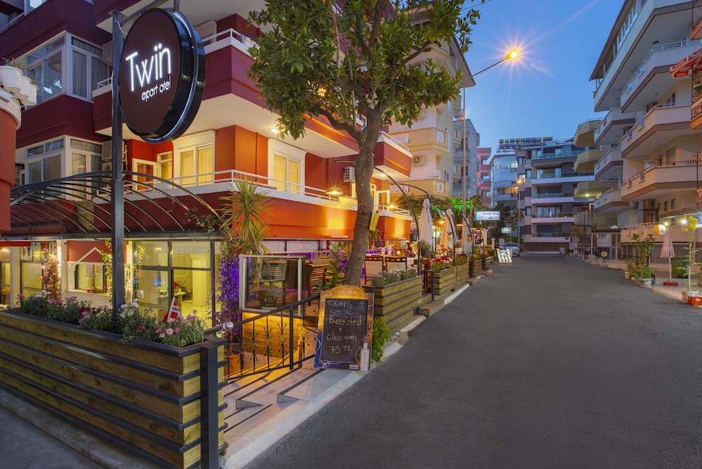 Twin Apart Hotel 54/59