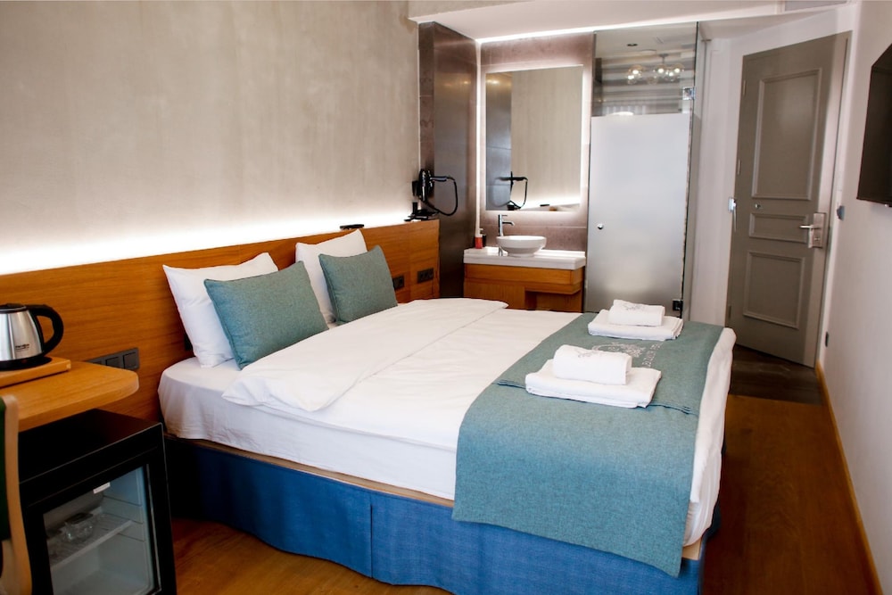 Aleksandr Pera Hotel 8/50