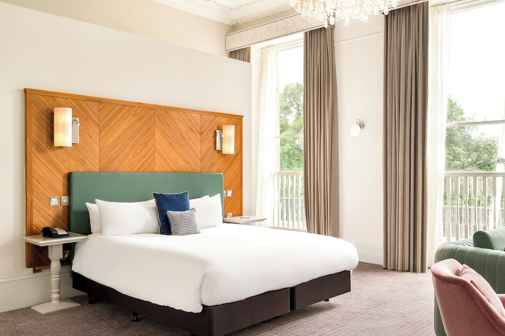 SUITE, KING BED