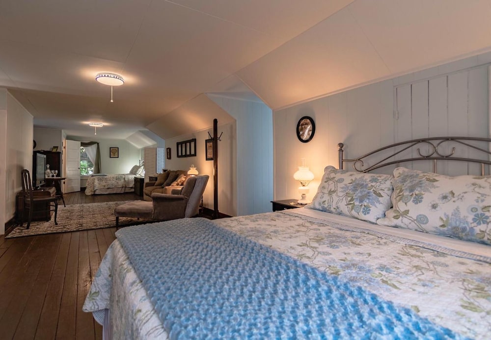 Riverboat Bed & Breakfast 10/43