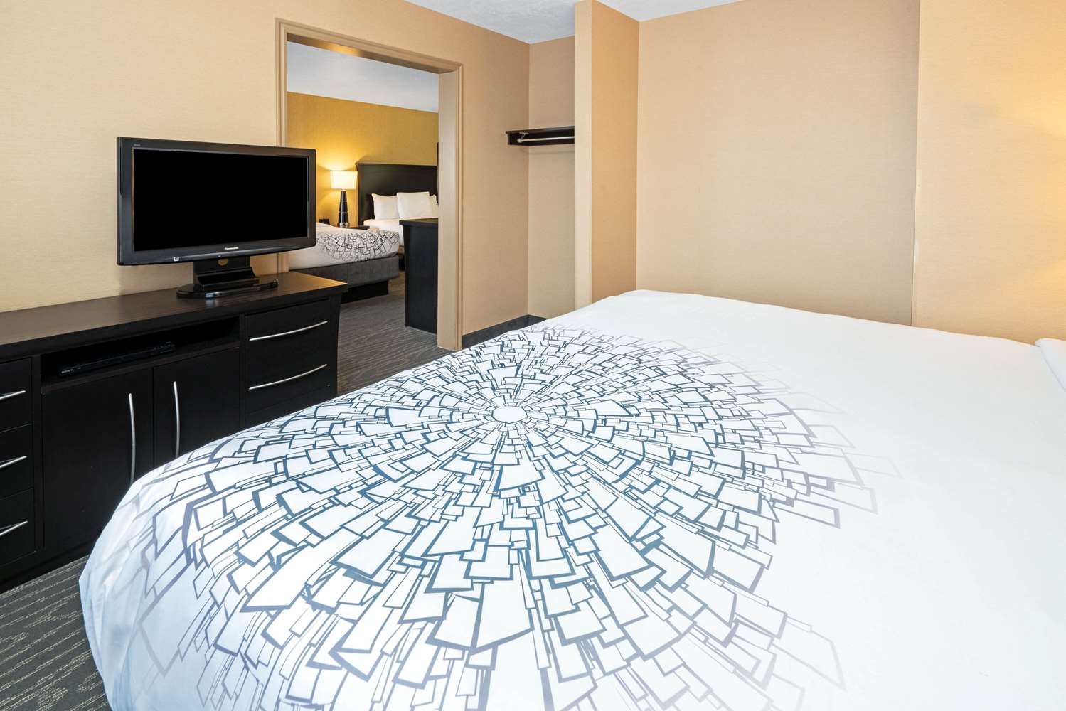 La Quinta Inn & Suites by Wyndham Logan 39/42