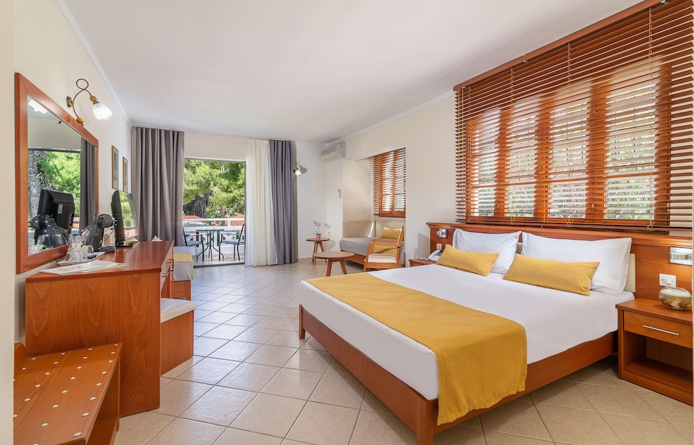 Porfi Beach Hotel 9/36