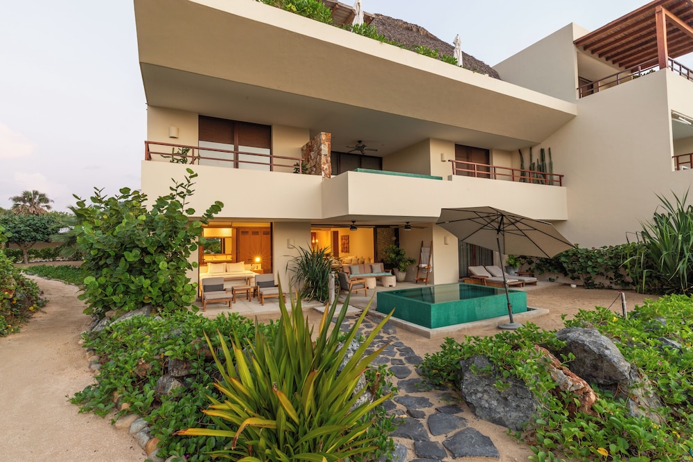 Marea Beachfront Villas 1/50