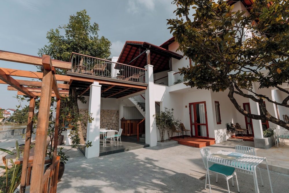 Hue Riverside Villa 40/50