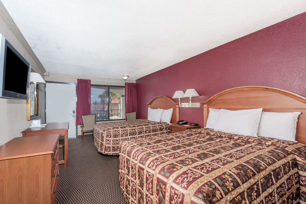 Days Inn by Wyndham San Antonio Splashtown/ATT Center 9/22
