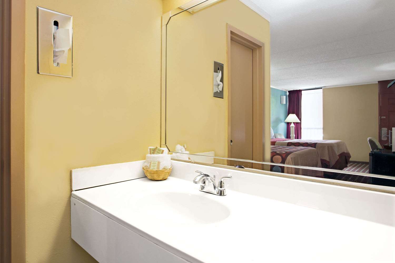 Super 8 by Wyndham Raleigh Downtown 26/26