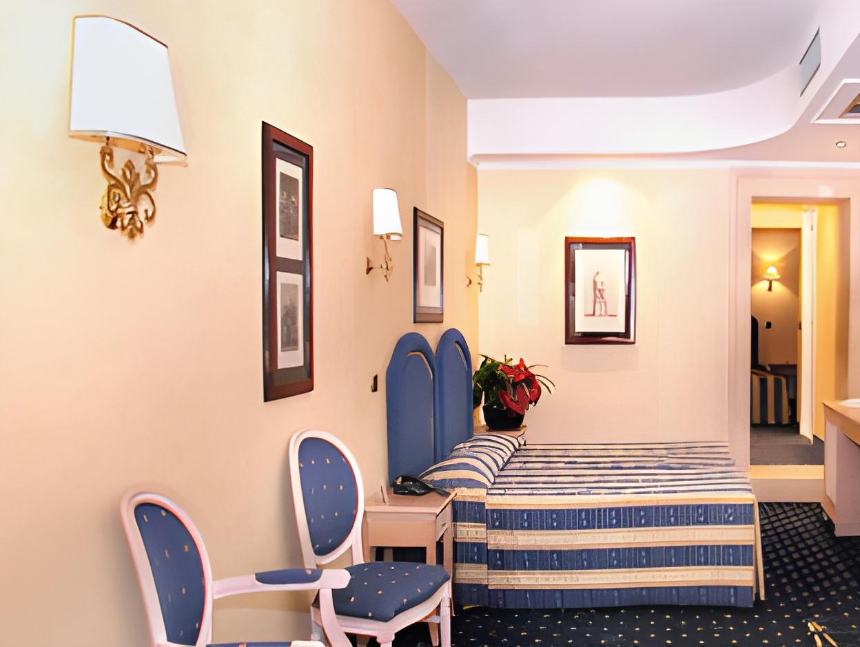 ROOM, QUADRUPLE