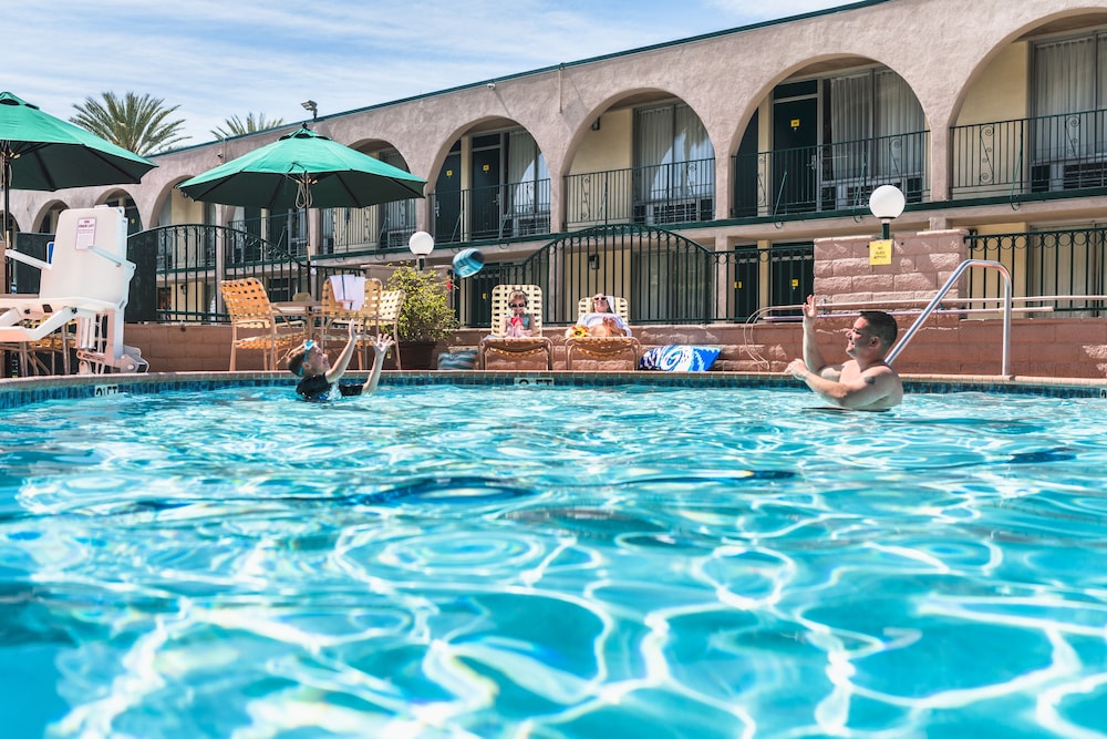 Kings Inn Anaheim 52/62