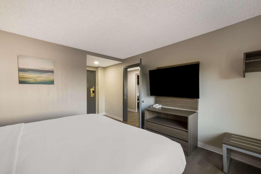 EFFICIENCY, SUITE, KING BED