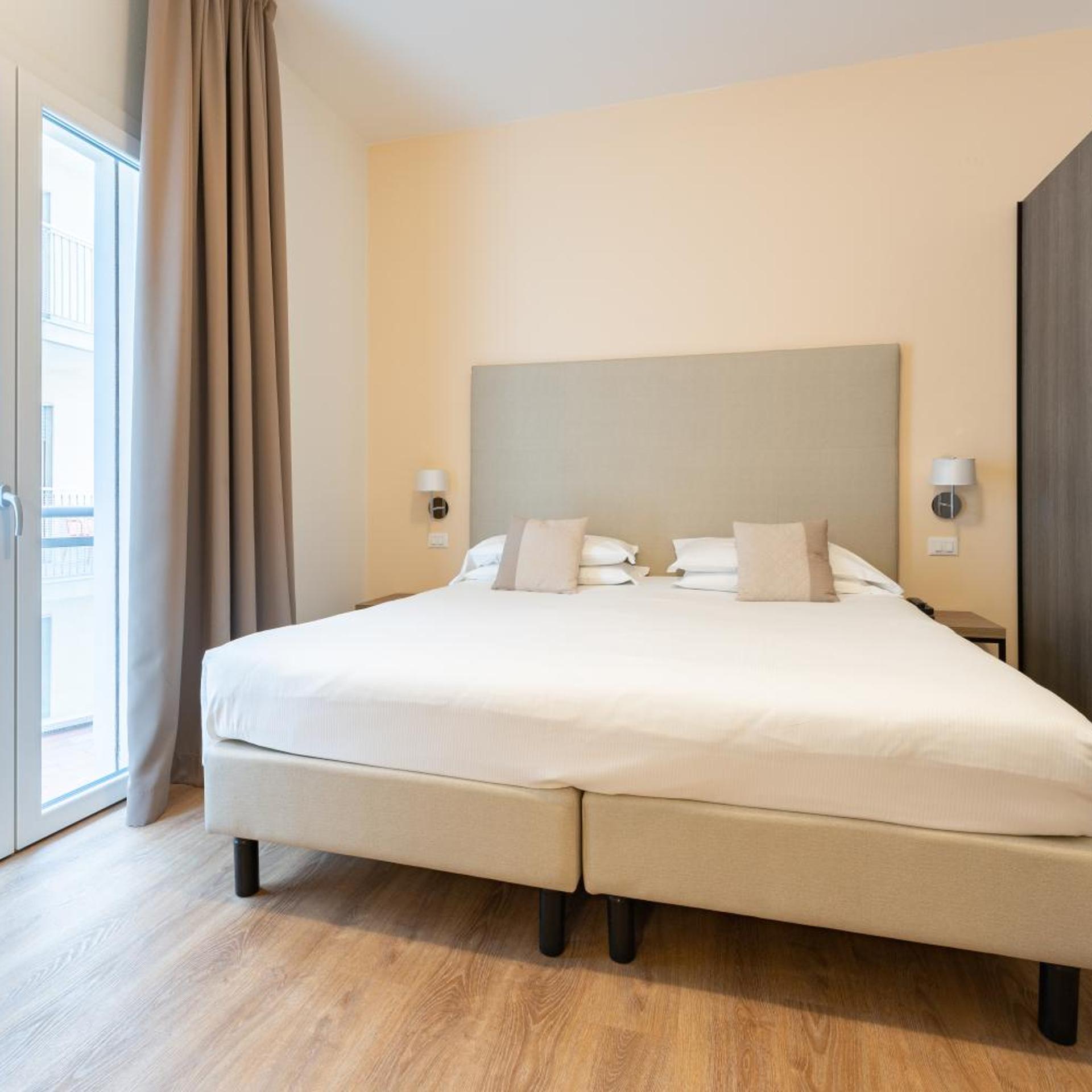 Deluxe, Double Bed, Lateral Side Sea View, Balcony