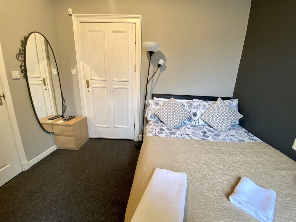 16 PILRIG GUEST HOUSE 30/60
