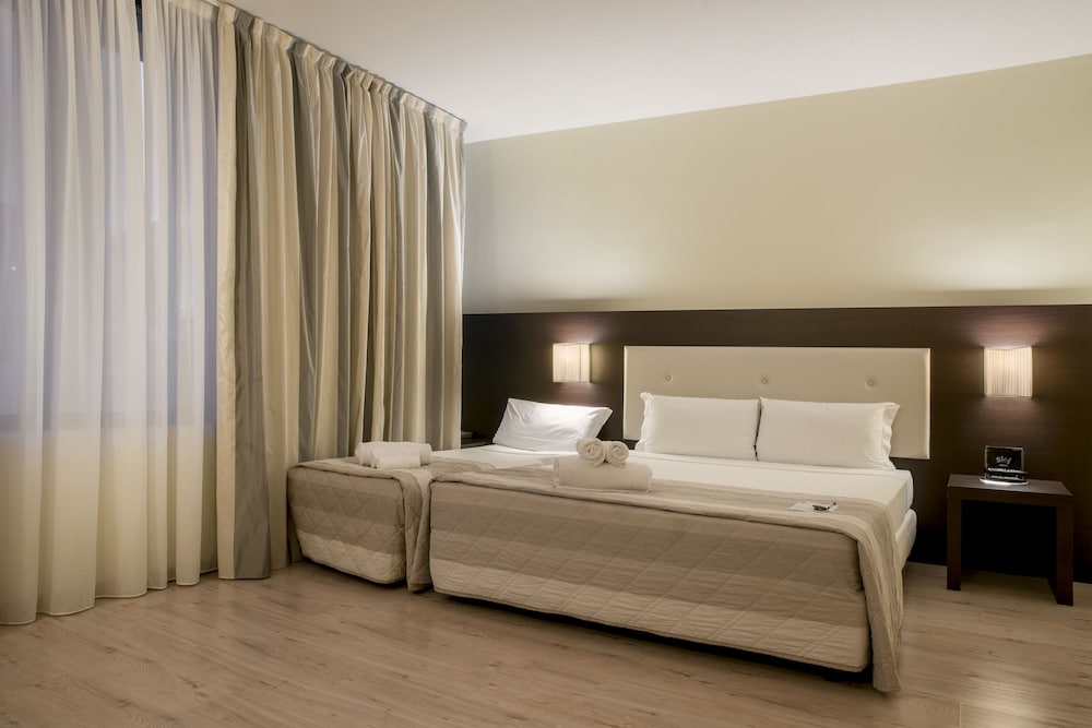 ROOM, TRIPLE, 1 DOUBLE AND 1 SINGLE BED