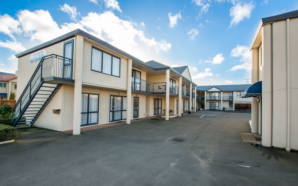 ANNABELLE COURT MOTEL 26/33