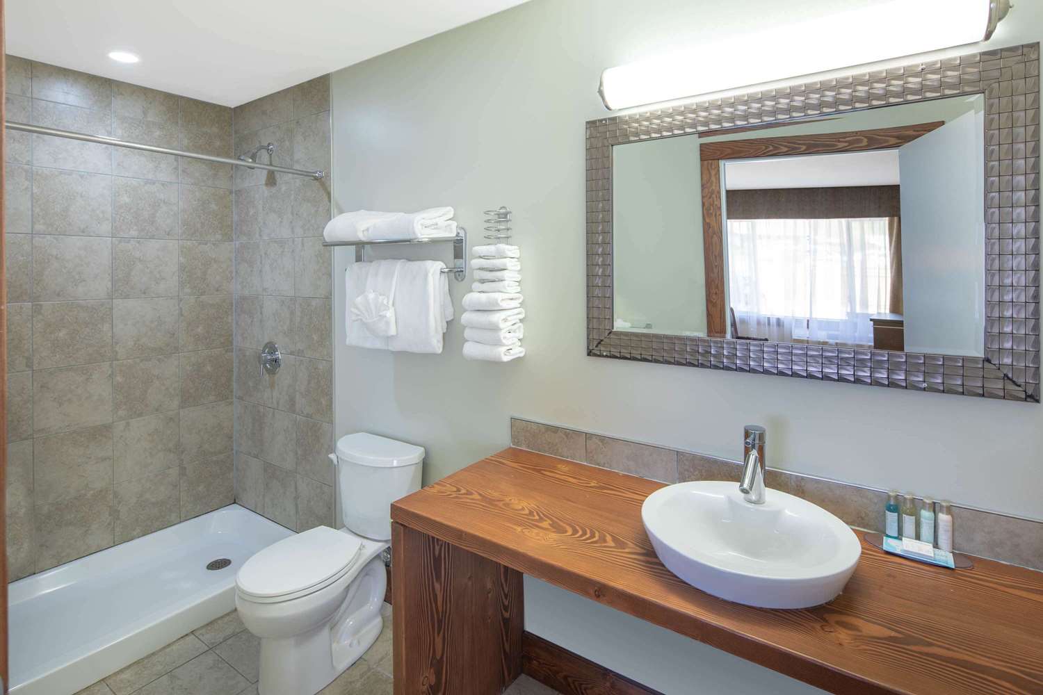 Travelodge by Wyndham Golden Sportsman Lodge 40/44