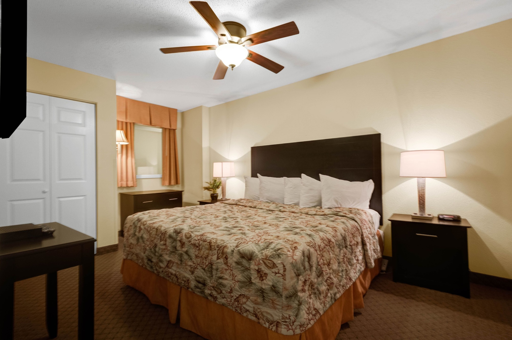 2 BEDROOMS, CONDO, CLASSIC, OCEAN FRONT, KITCHEN