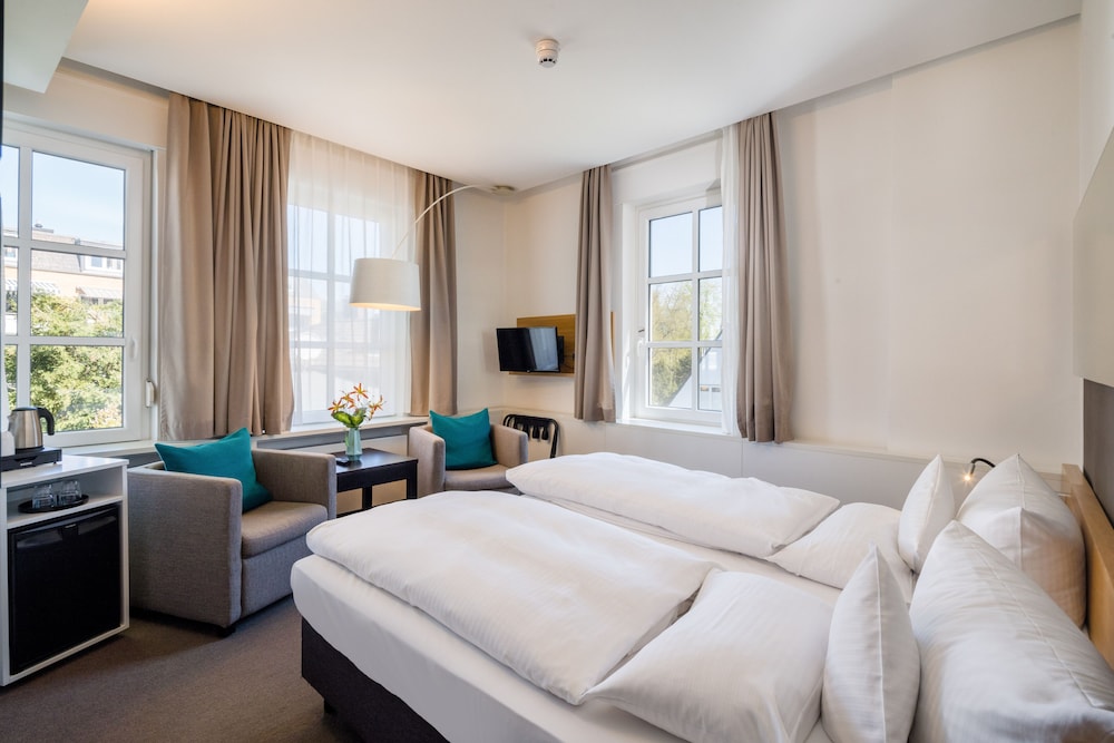 1 BEDROOM, DOUBLE BED