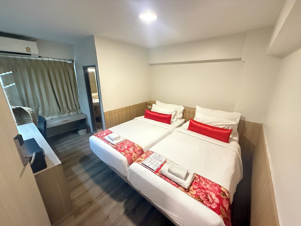 Grand, Family, 1 Queen and 1 Single Bed