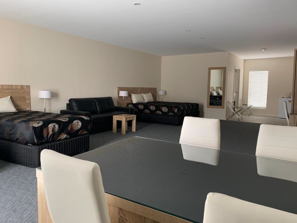 Sherbourne Terrace Hotel 4/39