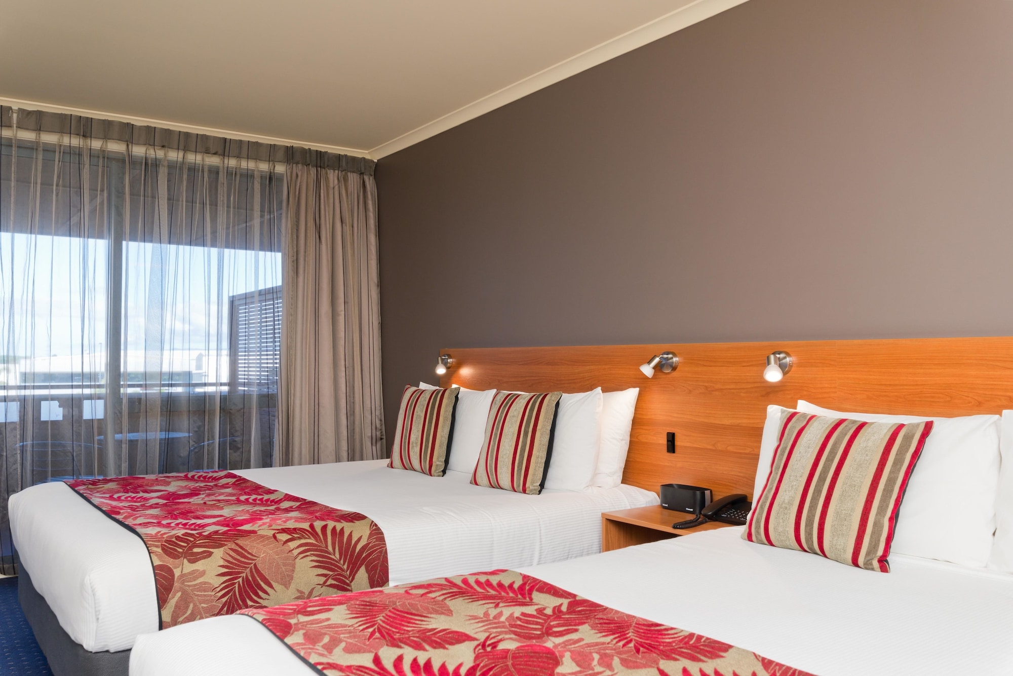 CONNECTING, SUPERIOR, 4 QUEEN BEDS