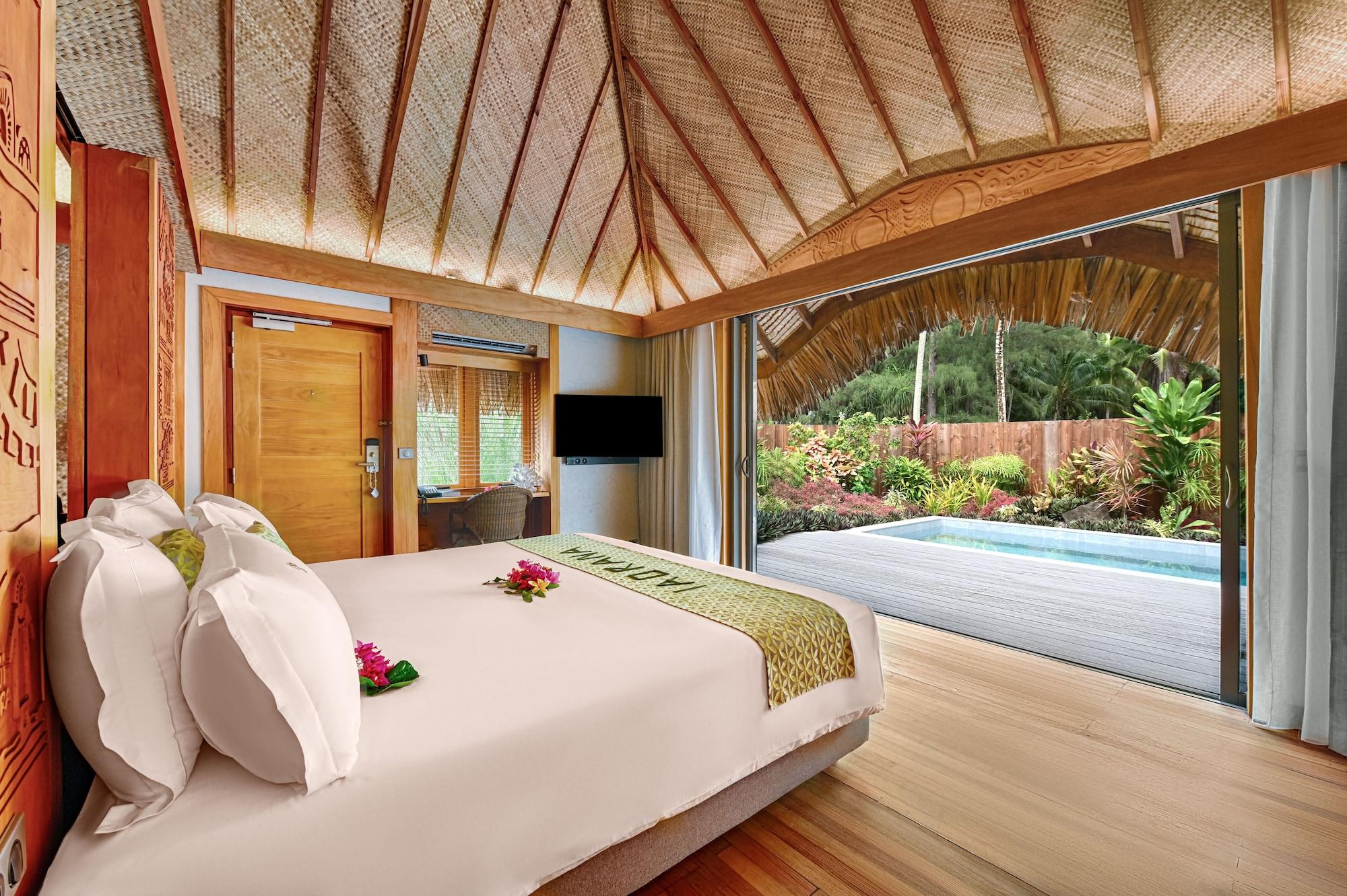 villa, private pool, garden area