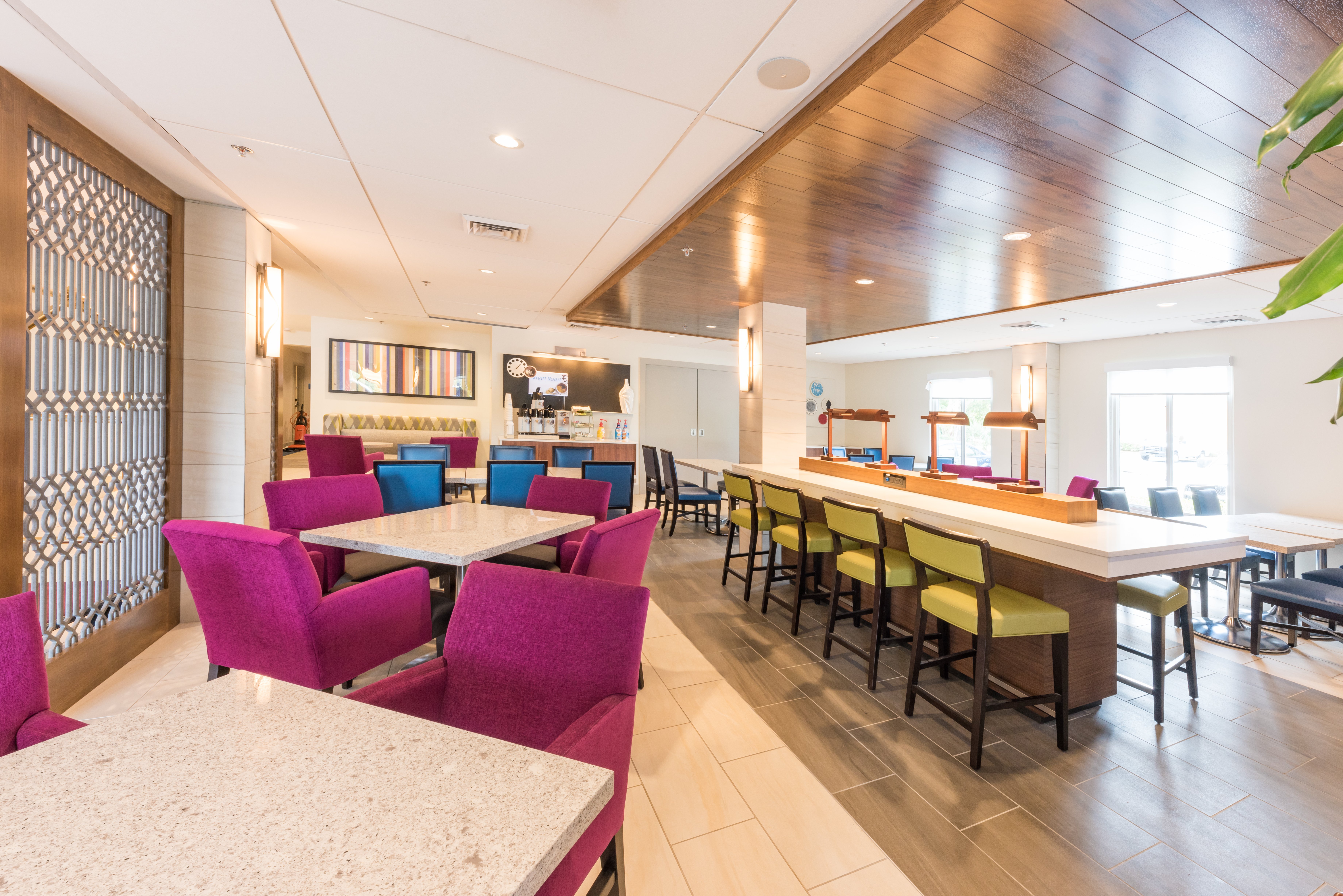 Holiday Inn Express Charleston US Hwy 17 & I-526 55/77