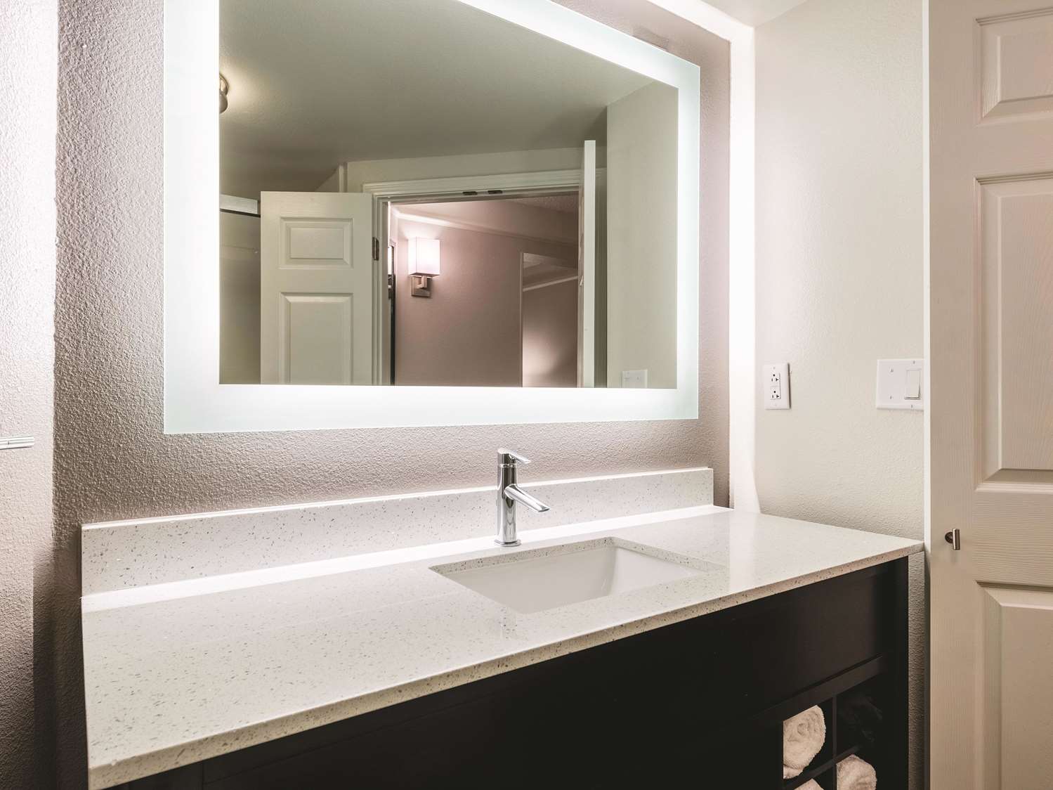 La Quinta Inn & Suites by Wyndham Alexandria Airport 46/48