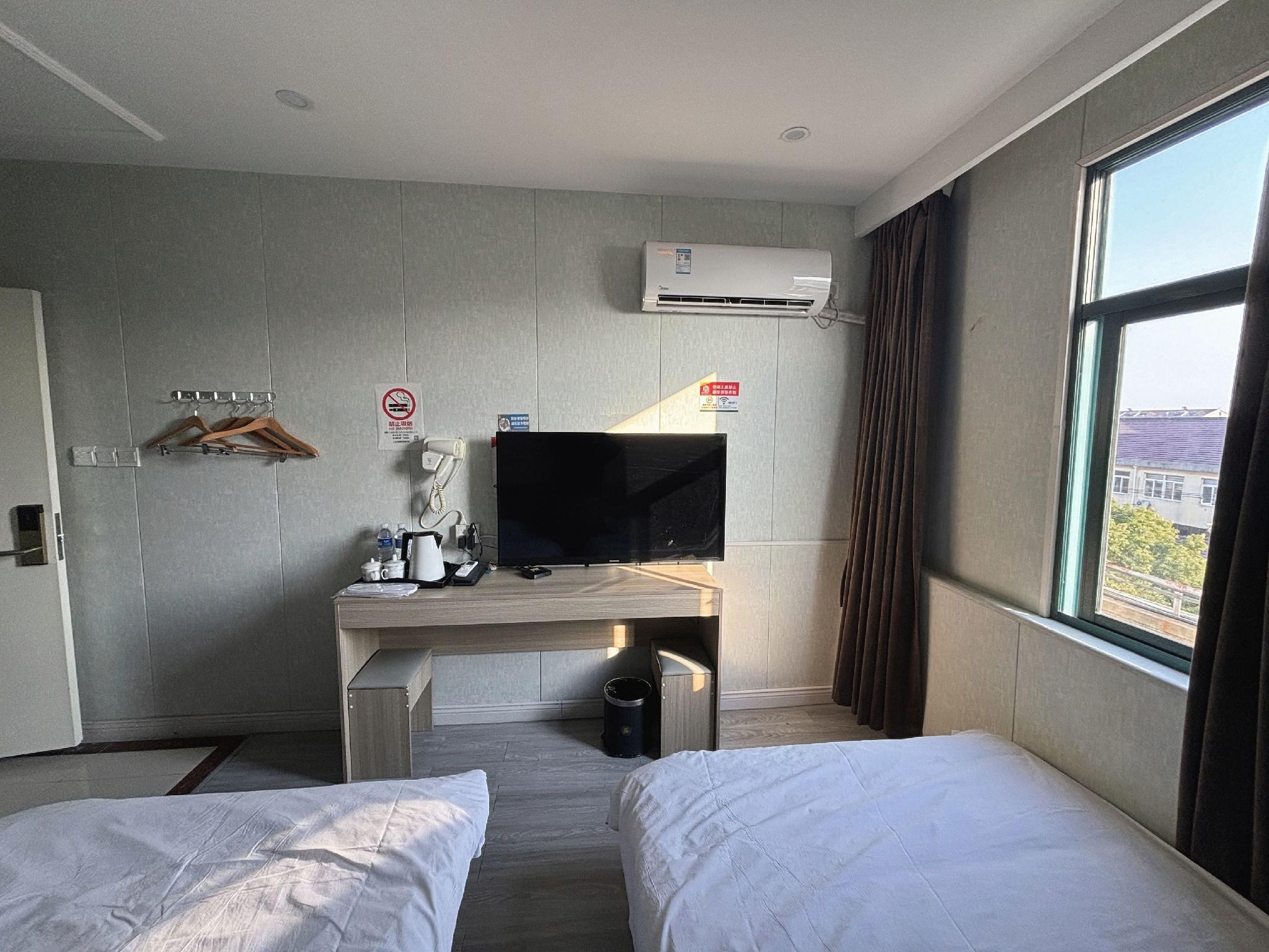 Fashion, Family, 1 Queen and 1 Single Bed