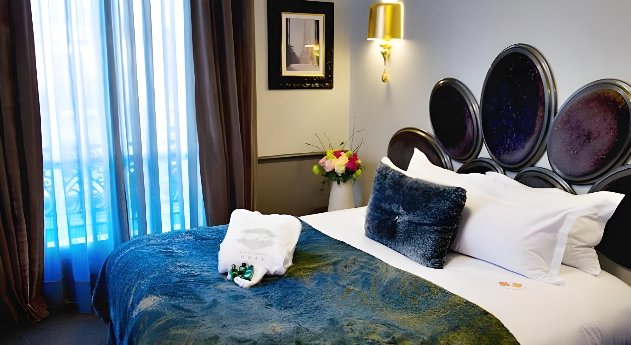ROOM, DOUBLE OR TWIN BED