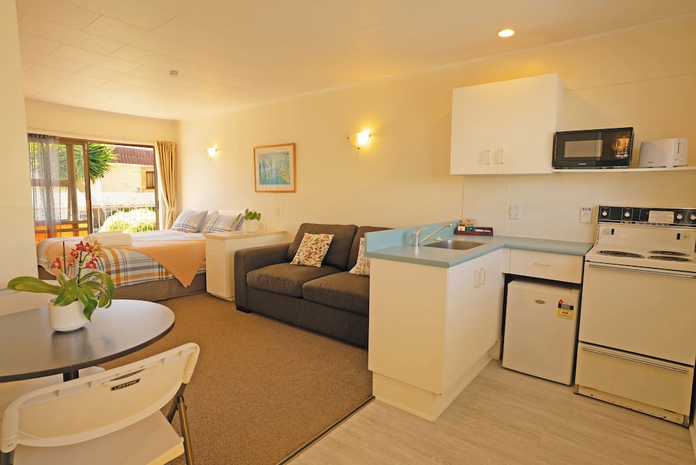 DUKES MIDWAY LODGE 26/43