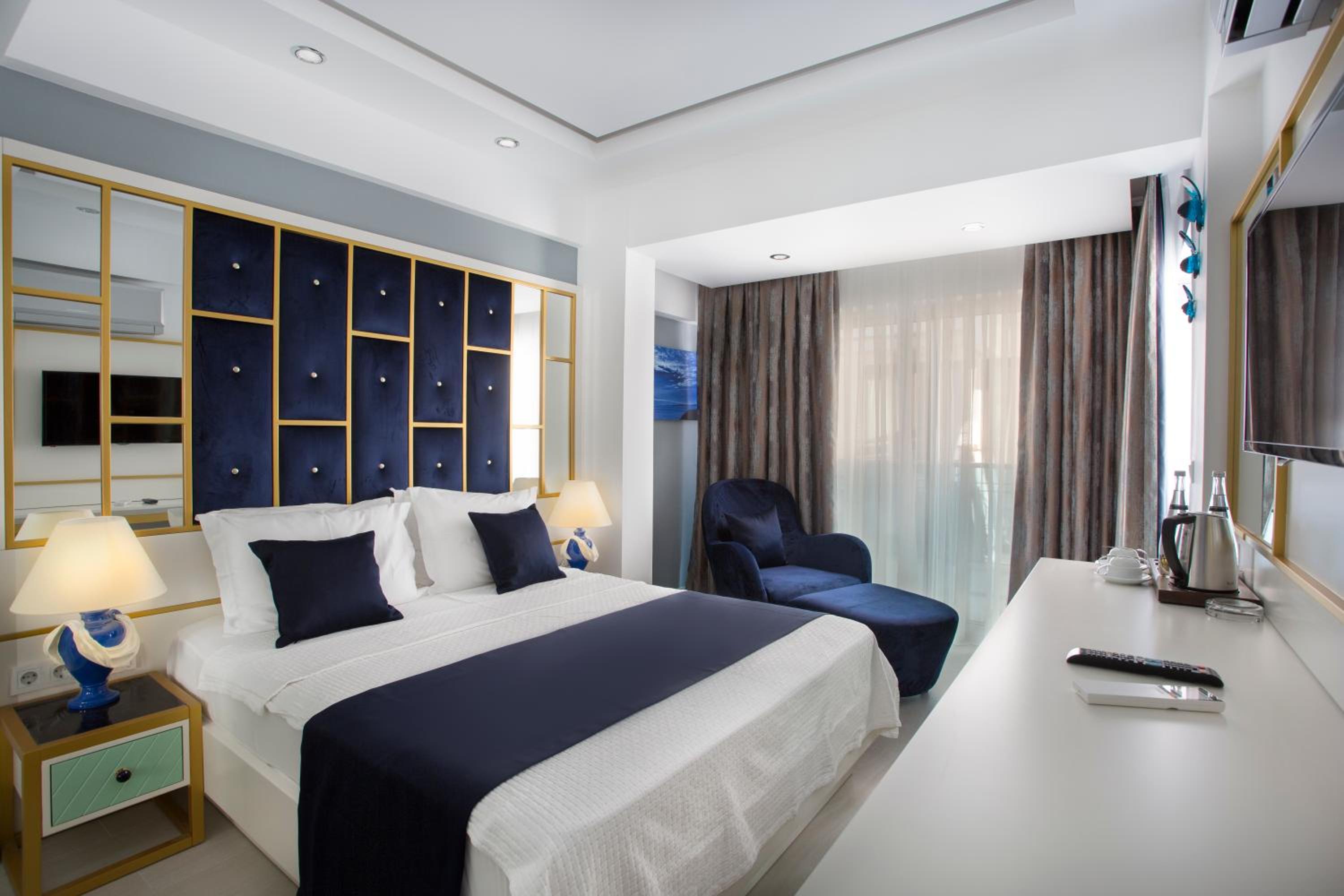 Deluxe, Double Bed, Lateral Side Sea View, Balcony