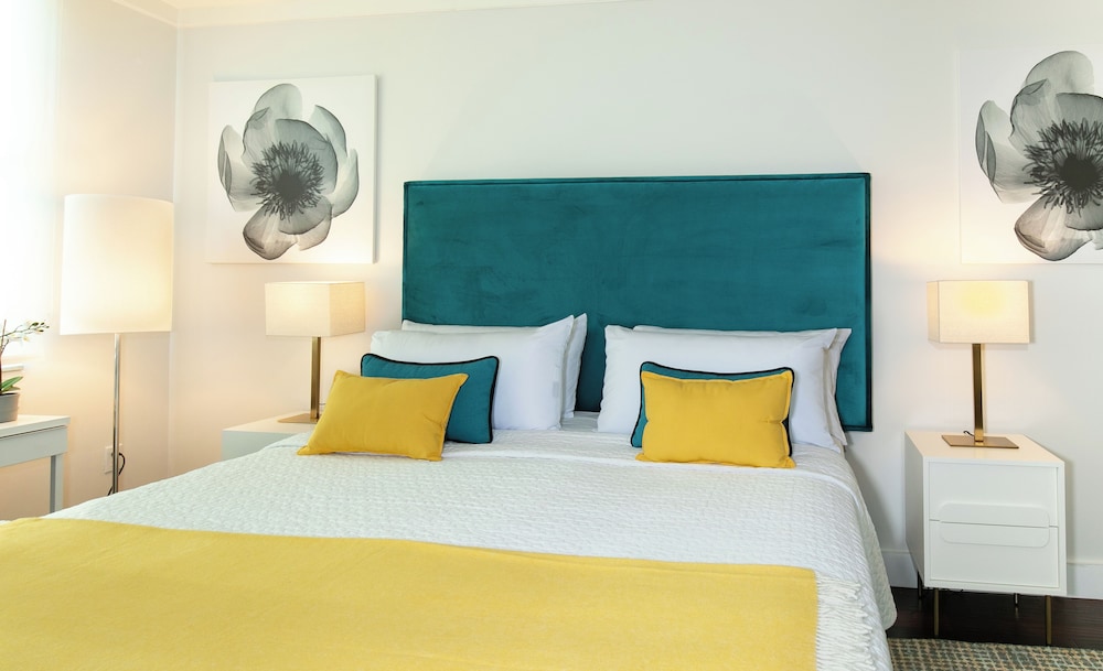 COMFORT, KING BED, PARTIAL OCEAN VIEW, BALCONY
