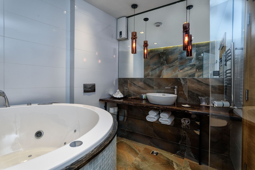 One Luxury Suites 66/72
