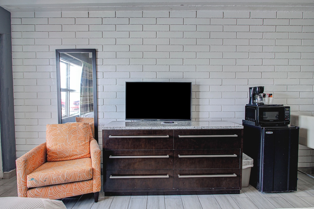 Beach House Inn 40/50