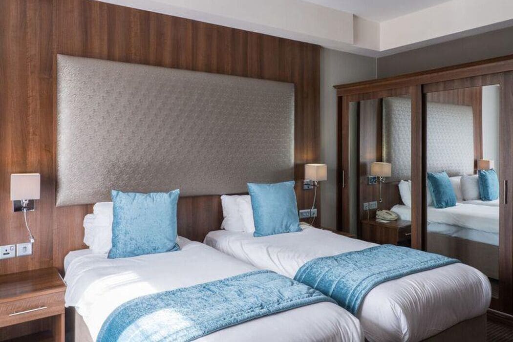 ROOM, TWIN BEDS