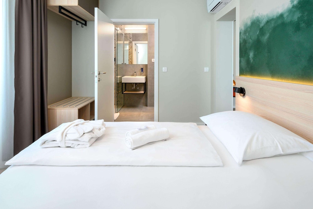 ROOM, SINGLE