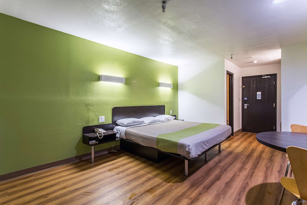 Motel6 Moriarty, NM 33/60