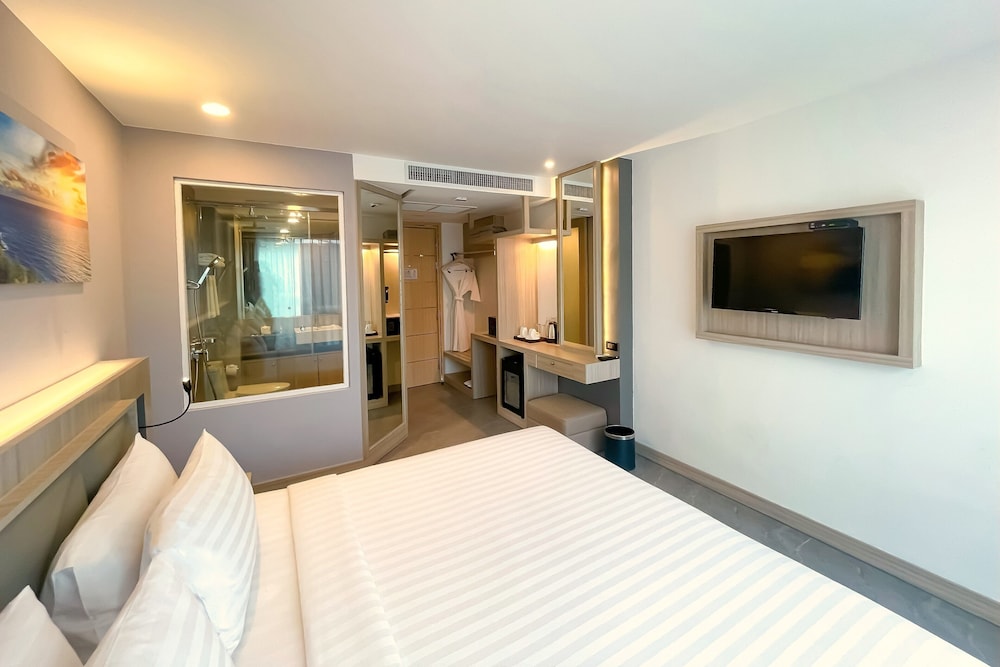 غرفة سوبيريور بسرير كينج بشرفة، Clarian Hotel Beach Patong 7/10