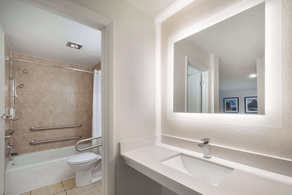 غرفة قياسية بسريرين كوين لذوي الإعاقة، Best Western Red Hills 6/6