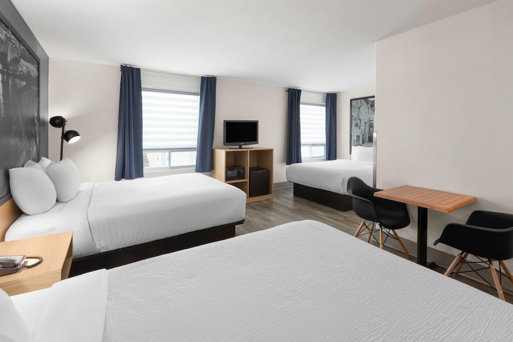 جناح بسرير كينج مع أريكة بجاكوزي، Super 8 By Wyndham Quebec City 2/10