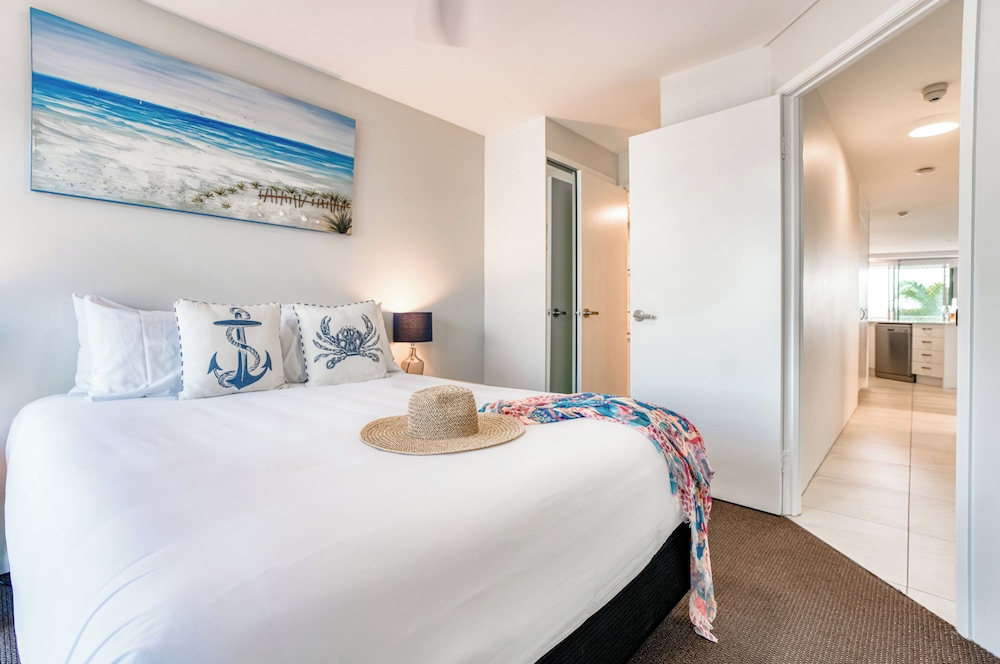 3 BEDROOMS, DELUXE, APARTMENT, MARINA VIEW
