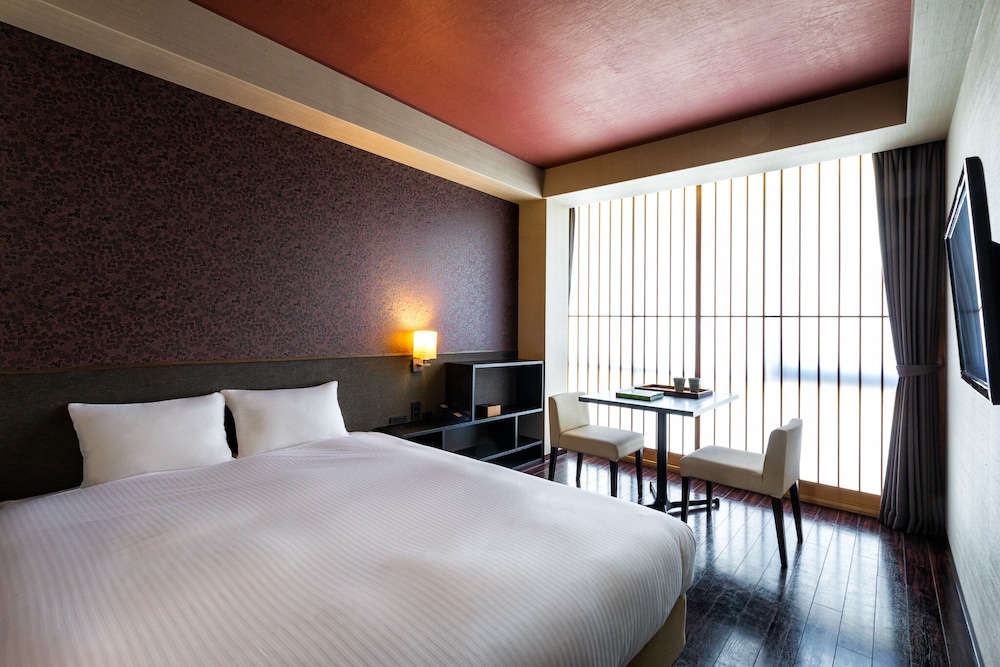 DELUXE, QUEEN BED