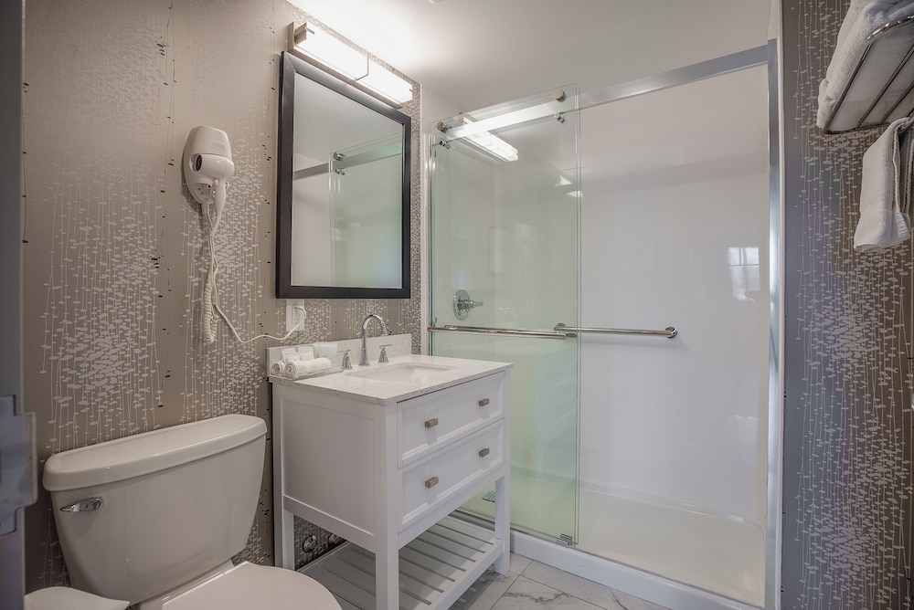 Monte Carlo Inn Oakville Suites 66/68