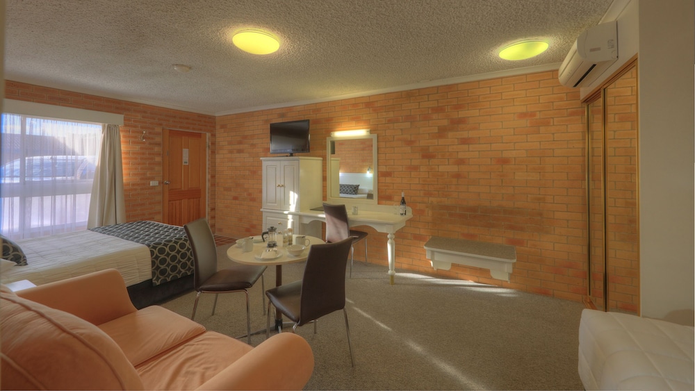 COUSINS MOTOR INN 46/62