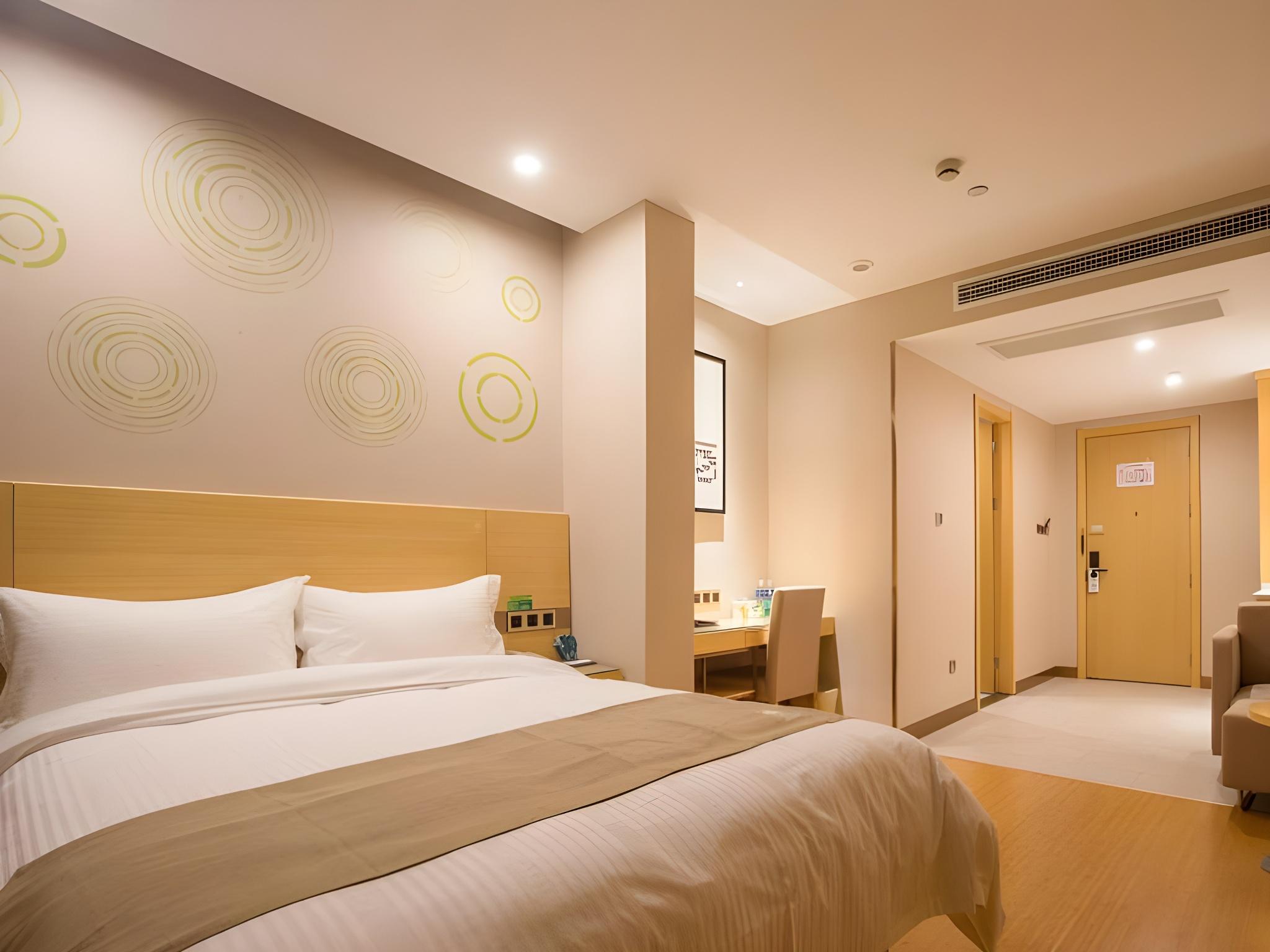 GUEST ROOM, DOUBLE BED, NO WINDOW