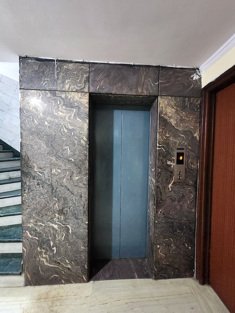 Oyo Rooms 760 Karol Bagh Metro Station 35/50