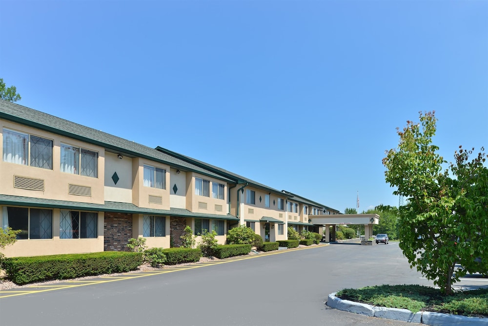 Americas Best Value Inn New Paltz 1/36